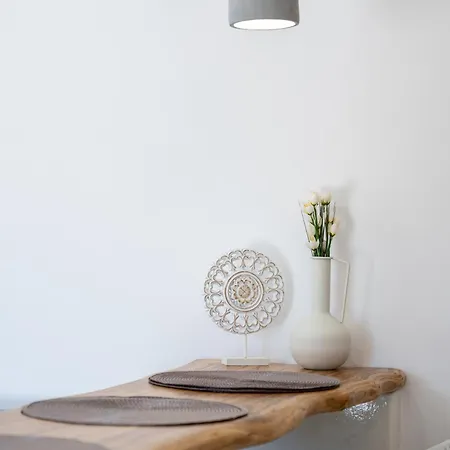 Sunny East House Apartment